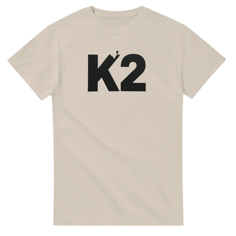 Äventyrligt K2-motiv med siluett av klättrare på sandfärgad t-shirt
