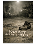 Svartvit fotoposter på en ensam arbetskänga framför dimmiga varvskranar med texten Varvet Sista Skiftet i förgrunden.