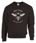 Vit stiliserad humla med text "BEE COOL BEE DIFFERENT" på mörkbrun sweatshirt.