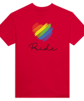 Regnbågsfärgat hjärta med penseldrag och texten "Pride" i svart kursiv stil på röd t-shirt.