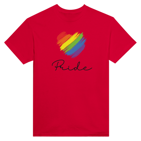 Regnbågsfärgat hjärta med penseldrag och texten "Pride" i svart kursiv stil på röd t-shirt.