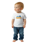 Baby Shark-motiv med text "BABY SHARK" på vit baby-t-shirt.