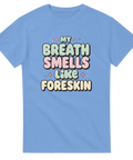 Ljusblå t-shirt med kawaii-inspirerad bubbeltext och små hjärtan