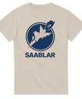 Saab Gripen stridsflygplan med rök i blå cirkel, text "SAABLAR" på beige t-shirt.