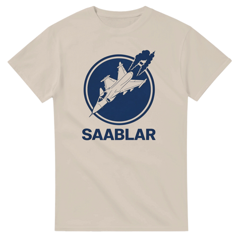 Saab Gripen stridsflygplan med rök i blå cirkel, text "SAABLAR" på beige t-shirt.