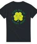 Svart t-shirt med en glad gul fyrklöver och texten Kiss Me I’m Kinda Irish