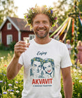 Man med blomsterkrans i sommaridyll bär t-shirt med Akvavit-illustration