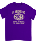 Lila t-shirt med roligt citat om att ha jobbat hela livet