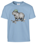 Ljusblå barn-t-shirt med en kapybara i grön mössa på skateboard.