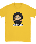 Sittande chibi-karaktär i svart hoodie som ger fingret med texten "SKIT PÅ DIG" på gul t-shirt.