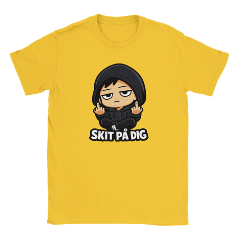 Sittande chibi-karaktär i svart hoodie som ger fingret med texten "SKIT PÅ DIG" på gul t-shirt.