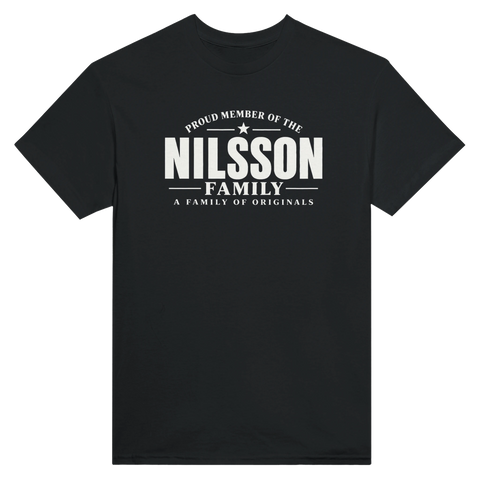 Svart t-shirt med texten Nilsson – A Family of Originals