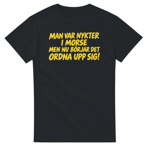 Svart tröja med citat från svensk film "Man var nykter i morse men nu börjar det ordna upp sig!"