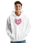 Leende ung man bär en vit hoodie med ett grafiskt hjärtmotiv