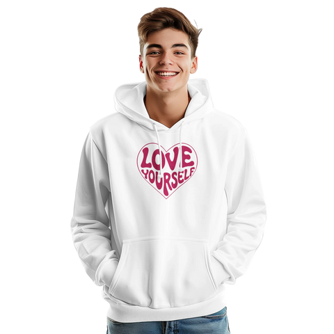 Leende ung man bär en vit hoodie med ett grafiskt hjärtmotiv