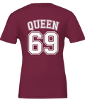 Vit "QUEEN 69" med dubbel kontur på vinröd t-shirt, sportig college-stil.