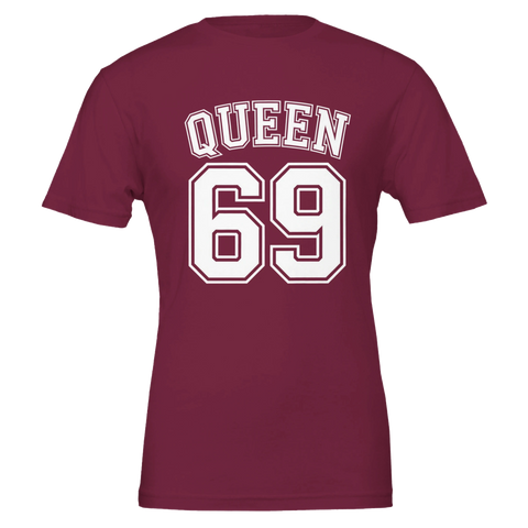 Vit "QUEEN 69" med dubbel kontur på vinröd t-shirt, sportig college-stil.