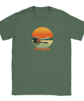 Retroinspirerad illustration av en röd stuga vid vatten på grön t-shirt