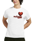 Man bär en vit t-shirt med trycket Hjärtat till vänster och ett rött hjärta