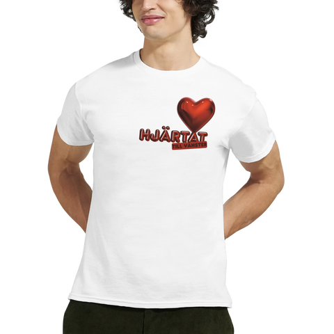 Man bär en vit t-shirt med trycket Hjärtat till vänster och ett rött hjärta