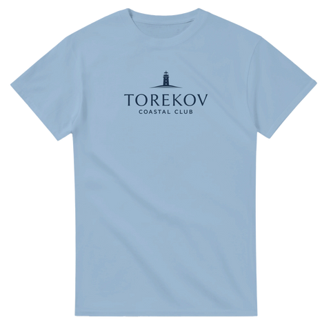 Klassiskt kustnära tryck med fyr och stilfull typografi – ljusblå t-shirt