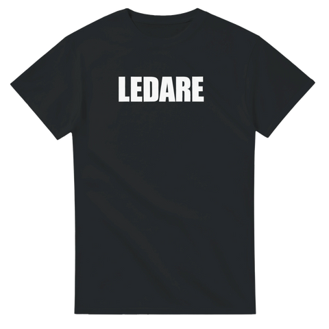 Minimalistisk t-shirt med texten LEDARE – funktionell design för skolpersonal