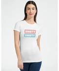 Kvinna i vit dam-t-shirt med stilrent och modernt grafiskt motiv