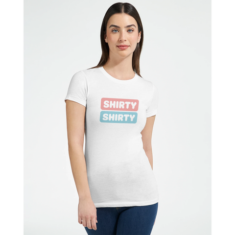 Kvinna i vit dam-t-shirt med stilrent och modernt grafiskt motiv
