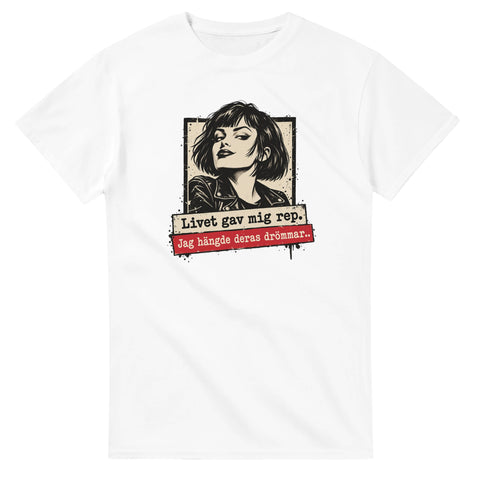 Vit t-shirt med kvinnoporträtt och texten ”Livet gav mig rep. Jag hängde deras drömmar.”