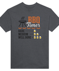 BBQ Timer-motiv med grill, korvar, text "Rare Medium Well Done" och ölglas på mörkgrå t-shirt.