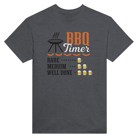 BBQ Timer-motiv med grill, korvar, text "Rare Medium Well Done" och ölglas på mörkgrå t-shirt.