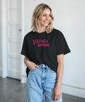 Sex, Drugs & Dansband" texttryck i rosa grunge-stil på svart t-shirt.