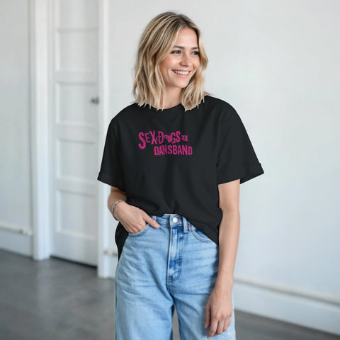Sex, Drugs & Dansband" texttryck i rosa grunge-stil på svart t-shirt.