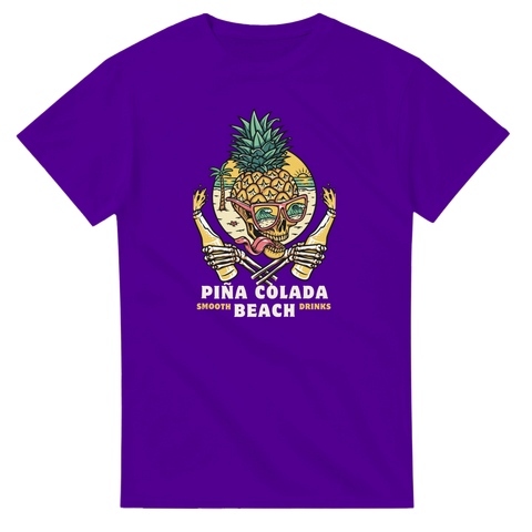 Lila t-shirt med motiv av en dödskalle formad som en ananas på stranden