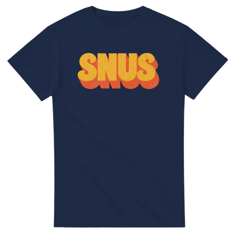 Vintage typografi med ordet snus på en marinblå t-shirt