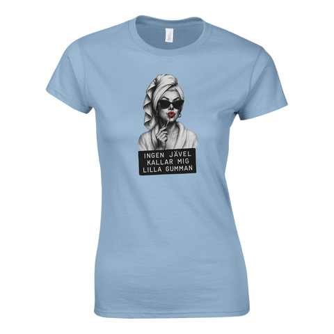 Marilyn Monroe-inspirerad kvinna med solglasögon, rött läppstift, "Ingen jävel kallar mig lilla gumman" på ljusblå t-shirt.