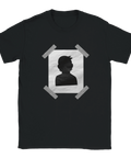 Svart silhuett av okänd person på skrynkligt papper med tejp, på svart t-shirt.