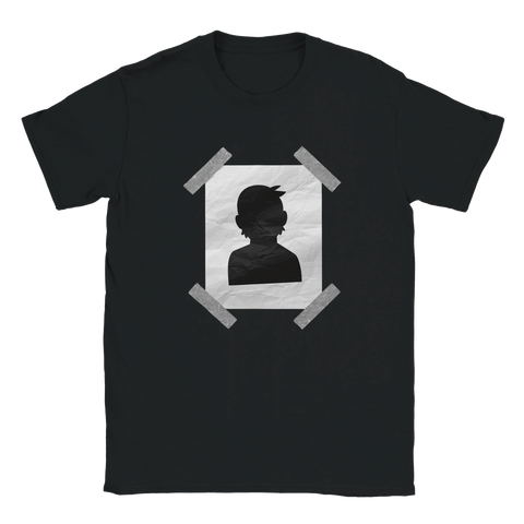 Svart silhuett av okänd person på skrynkligt papper med tejp, på svart t-shirt.
