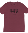 T-shirt med modern typografi och melerad struktur i vinröd nyans