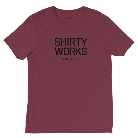 T-shirt med modern typografi och melerad struktur i vinröd nyans