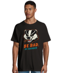 Tecknad grävling med cigarr och texten "Be Bad. Be Badger." på svart oversized T-shirt.