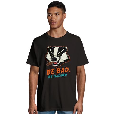 Tecknad grävling med cigarr och texten "Be Bad. Be Badger." på svart oversized T-shirt.