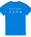 Modern typografisk illustration av Patient Zero – blå t-shirt med kalla vibbar