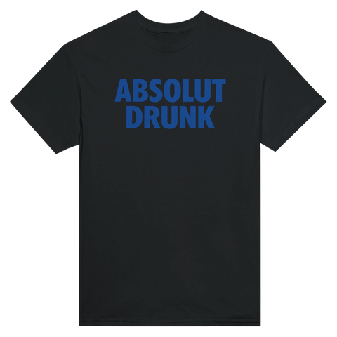 Blå "ABSOLUT DRUNK" logotyp i Absolut Vodka-stil på svart t-shirt.