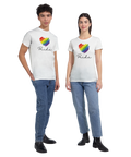 Regnbågsfärgat penseldragshjärta med text "Pride" på vit t-shirt.
