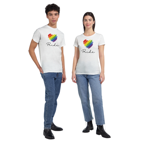 Regnbågsfärgat penseldragshjärta med text "Pride" på vit t-shirt.