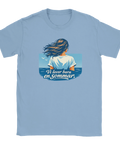 Retroinspirerad illustration av kvinna vid havet på ljusblå t-shirt