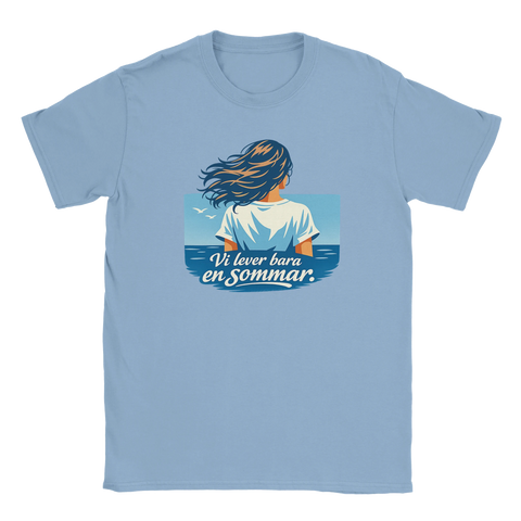 Retroinspirerad illustration av kvinna vid havet på ljusblå t-shirt