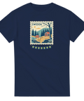 T-shirt med frimärksmotiv av svensk natur, inklusive en stuga och skog. Idealisk för friluftsliv och äventyr i den skandinavi