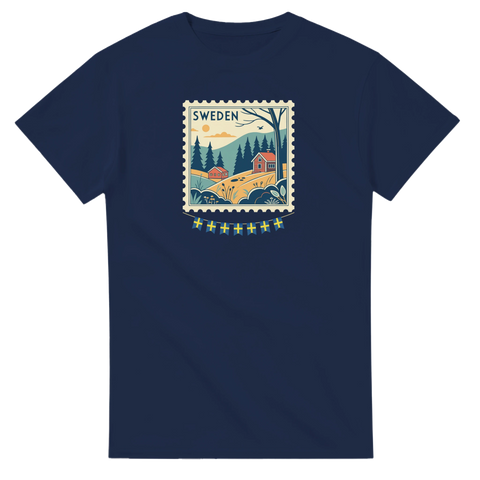 T-shirt med frimärksmotiv av svensk natur, inklusive en stuga och skog. Idealisk för friluftsliv och äventyr i den skandinavi
